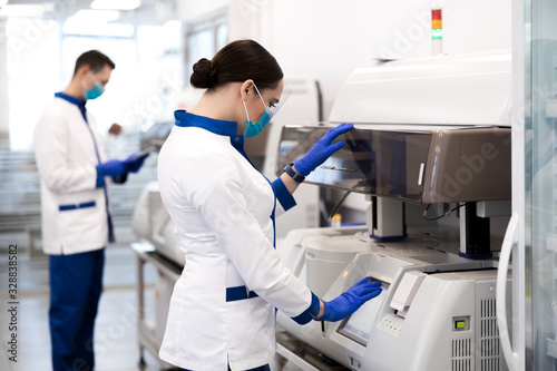 Fotografía Female researcher doing molecular allergy diagnostics in laboratory