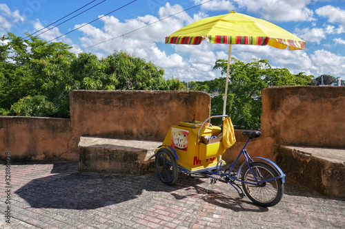 Photographie Dominican Republic – Iceman bicycle in Santo Domingo