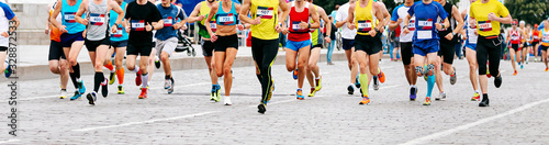 Cuadros en Lienzo marathon runners running race in city a large group of athletes