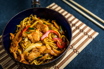 Canvas Print - Asian noodles with chicken meat