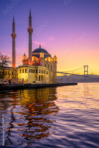 Fotografía Ortakoy Mosque with Bosphorus Bridge in Istanbul, Turkey