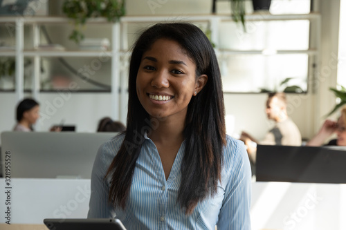Fotomural Profile picture of smiling African American millennial female employee posing in
