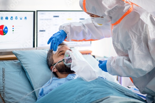 Fotomural Infected patient in quarantine lying in bed in hospital, coronavirus concept