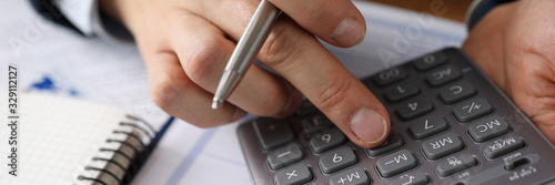 Fotografía Man analyzes cost renting, counting on calculator
