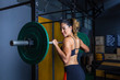© Erich Sacco - mulher encostada na barra de peso na academia estilo Cross