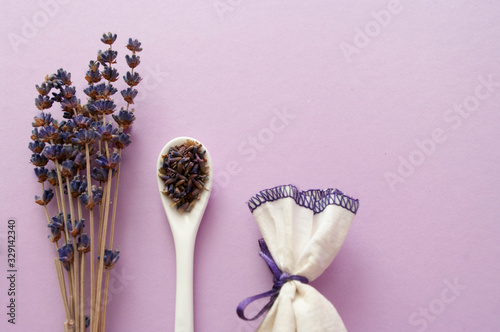 Fototapeta na drzwi i meble Suche kwiaty lawendy, łyżka ceramiczna, saszetka z tkaniny, herbata ziołowa.