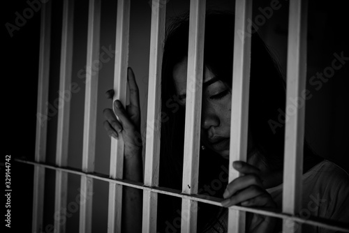 Cuadros en Lienzo Hands of women desperate to catch the iron prison,prisoner concept,thailand people,Hope to be free,If the violate the law would be arrested and jailed
