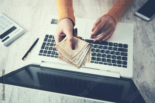 Fotomural woman hand money with computer