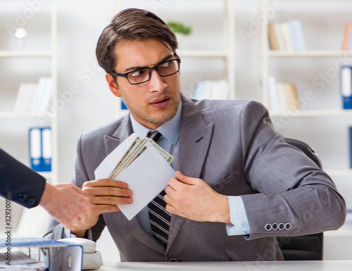 Fotografía Businessmanbeing offered bribe for breaking law