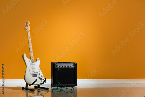 Fotomural Modern guitar and amplifier near color wall