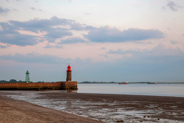 Zwei Leuchttürme in Bremerhaven Geestemole