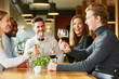 Gruppe Freunde beim Wein trinken im Restaurant