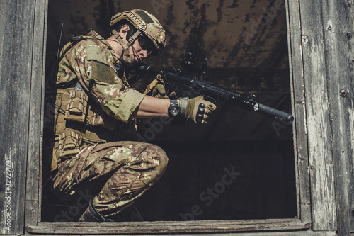 Fotomural Two men in military camouflage vegetato uniforms with automatic assault rifles
