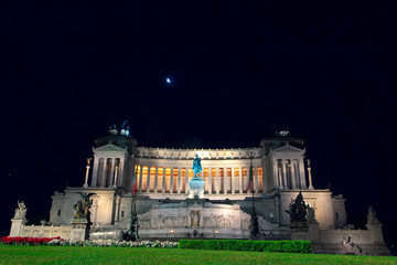 Wall Mural - Altar of the Fatherland in Rome illuminated in the night 