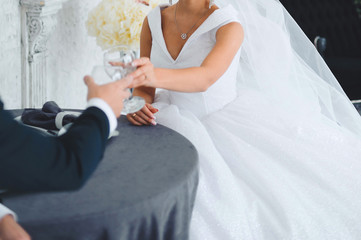 Canvas Print - couple clanging glasses at table