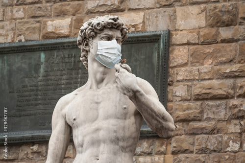 Cuadros en Lienzo The Statue Of David in the Piazza della Signoria In Italy Wearing a Protective F