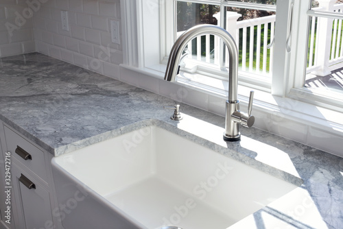 Featured image of post Modern Soap Dispenser Kitchen Sink : Fixed soap dispensers make washing up at the kitchen sink easier and help to maintain hygiene in the kitchen.