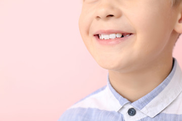 Poster - Happy little boy with healthy teeth on color background, closeup