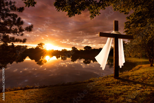Cuadros en Lienzo Beautiful photo illustration of an Easter morning sunrise on a cross by a calm lake