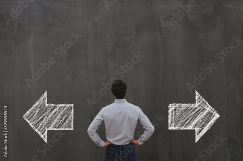 Fotografía choice concept, decision making, business man choosing alternative strategy dire