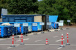 Blaue Müllcontainer auf der Abfallanlage
