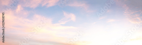 Fotografía light soft panorama sunset sky background with pink clouds