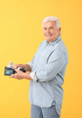 Poster - Senior man with purse on color background