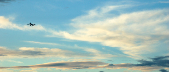 Wall Mural - Bannière d'une petite silhouette d'avion dans un beau ciel ensoleillé et quelques nuages