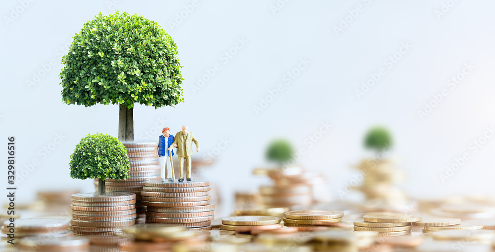 Miniature people: Elderly people sitting on coins stack. social security income and pensions. Money saving and Investment. Time counting down for retirement concept. - obrazy, fototapety, plakaty 