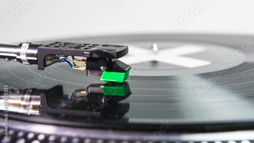Fototapeta gramofon  zblizenie-nowoczesnego-gramofonu-gramofonowego-z-plyta-muzyczna-igla-na-plycie-winylowej