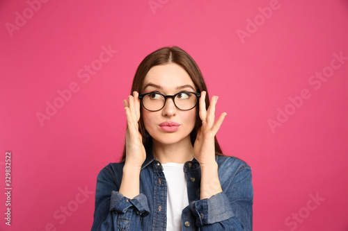 Fotomural Pensive woman on pink background