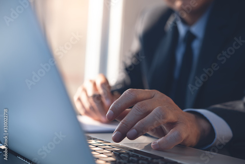 Fotomural Businessman working in modern office