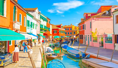 Wall Mural - Water canal and colorful houses on Burano island, Italy