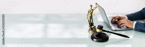 Fotografía Close-up Of A Gavel On Desk