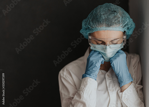 Fotografía tired medical worker doctor after taking a large number of patients due to the e