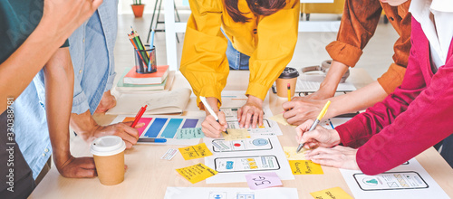 Fotografía Young Asian business creative team work together, mobile application software design project