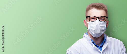 Fotografía Young doctor against new Coronavirus 2019-nCoV