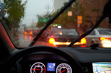 Evening scenery that rains while driving.