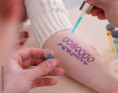Cuadros en Lienzo Doctor testing allergy reaction of patient in hospital