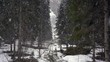 Der Krimmler Wasserfall im Salzburger Land (Österreich) während starken Schneefalls