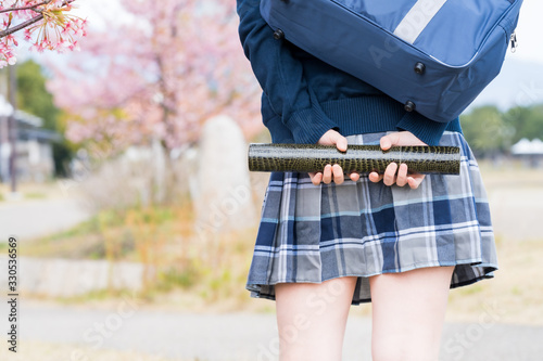 卒業証書を持つ女子高生の後ろ姿 Stock Photo Adobe Stock 卒業証書を持つ女子高生の後ろ姿 Stock Photo Adobe Stock