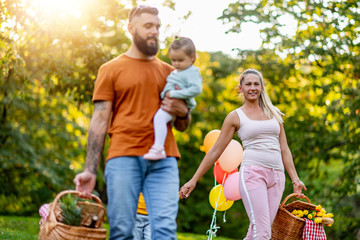 Canvas Print - Joyful family picnicking in the park