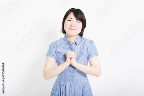 胸の前で手を合わせてお願いするワンピースを着た女性 Comprar Esta Foto De Stock Y Explorar Imagenes Similares En Adobe Stock Adobe Stock 胸の前で手を合わせてお願いするワンピースを着た女性 Comprar Esta Foto De Stock Y Explorar Imagenes Similares En Adobe Stock Adobe Stock