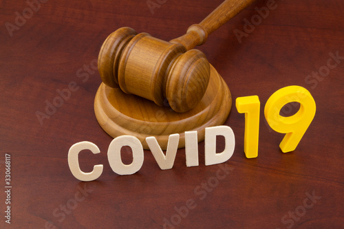 Cuadros en Lienzo Wooden judge gavel with word covid19