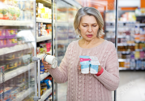 Fotomural Shocked ordinary woman reading product label