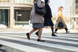 © paru - 横断歩道を渡る女性
