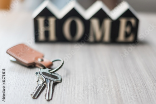 Fotomural key and wooden Home model on table office