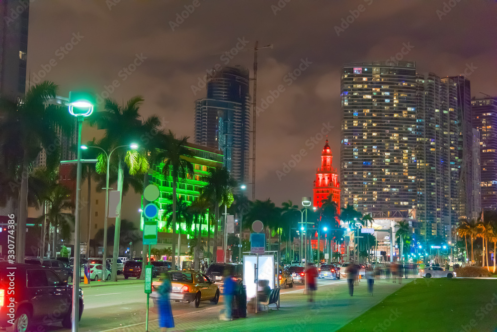 Downtown Miami under a cloudy sky at night - obrazy, fototapety, plakaty 