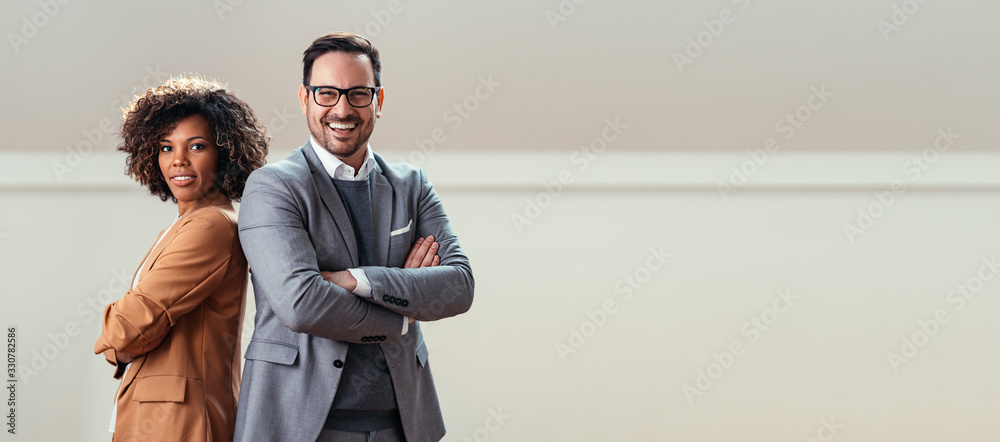 Portrait of happy multi ethnic business couple posing with arms crossed - obrazy, fototapety, plakaty 