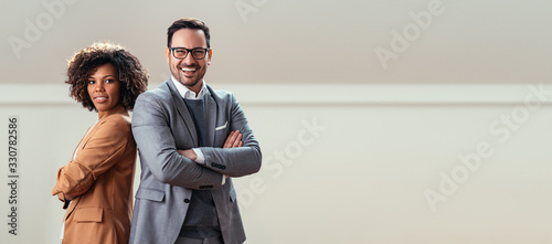 Fotografía Portrait of happy multi ethnic business couple posing with arms crossed
